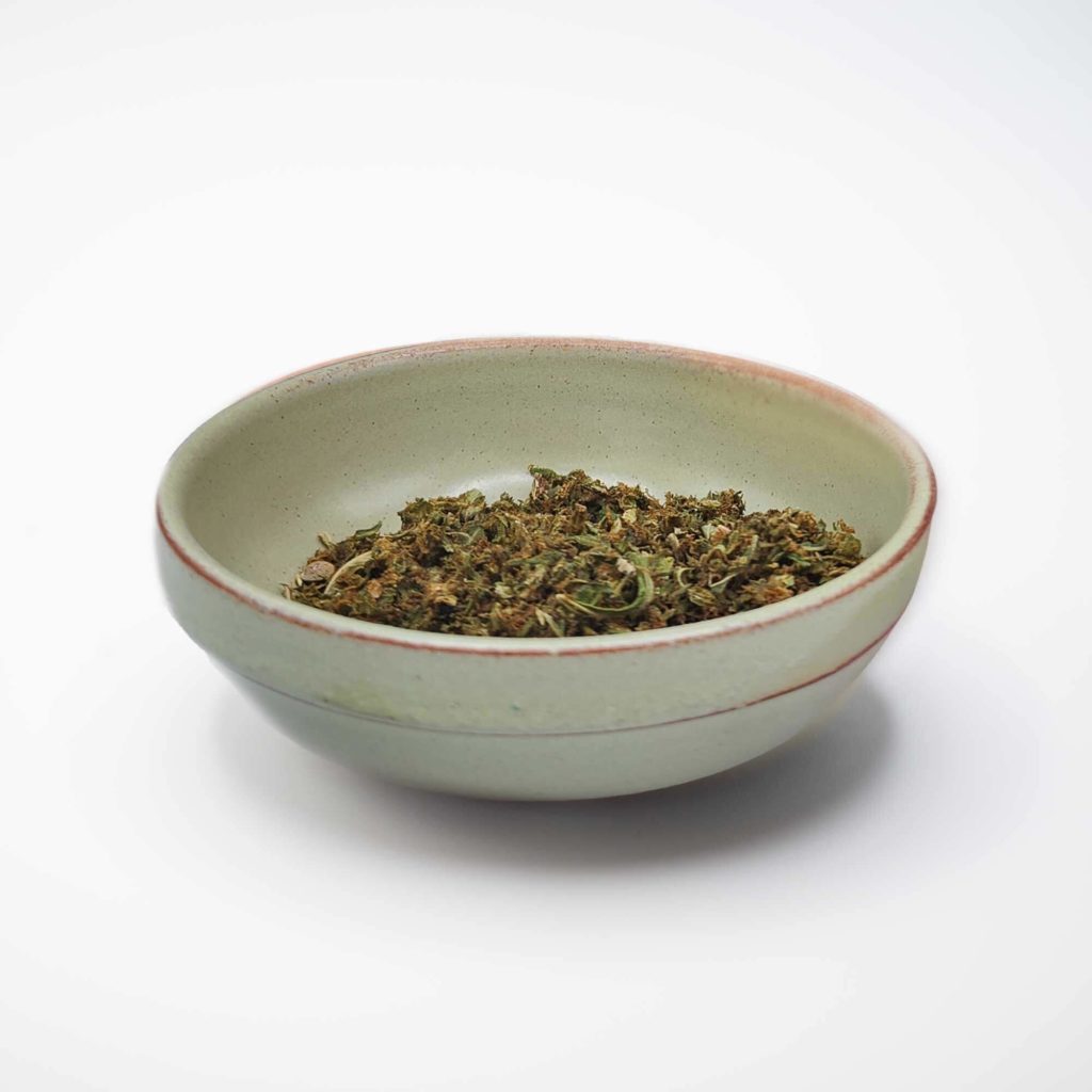 Trim de CBD posé dans une petite coupelle