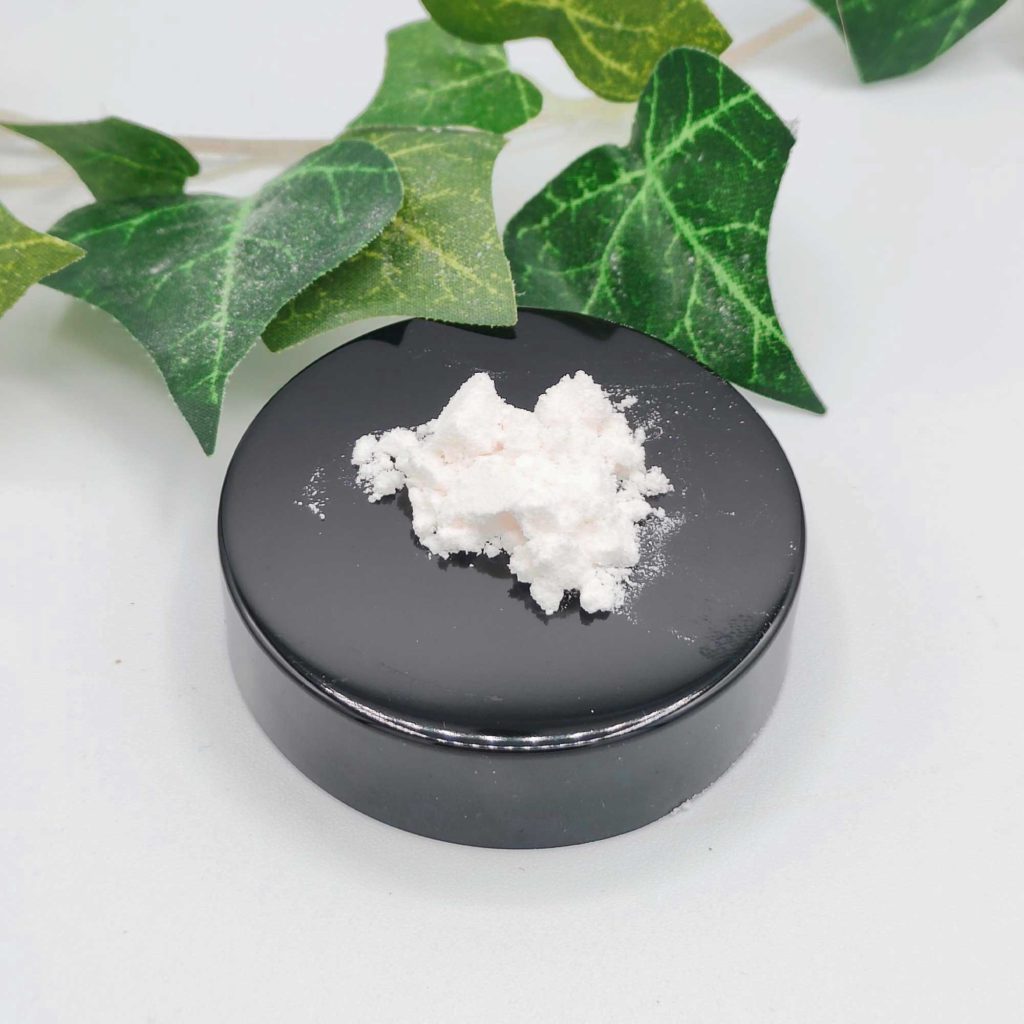 Isolat de CBD aïfé en poudre, produit pur et raffiné.