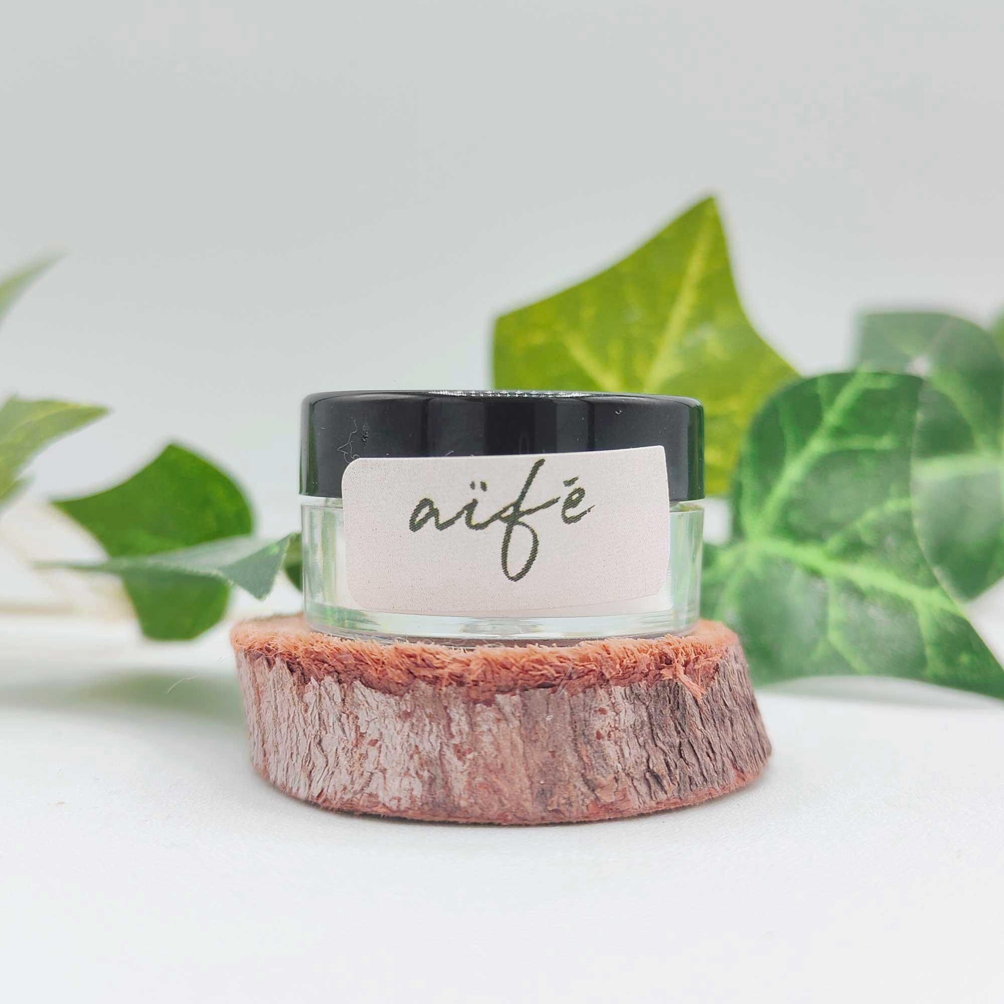 Petite boîte de CBD isolat aïfé, packaging sobre et premium.