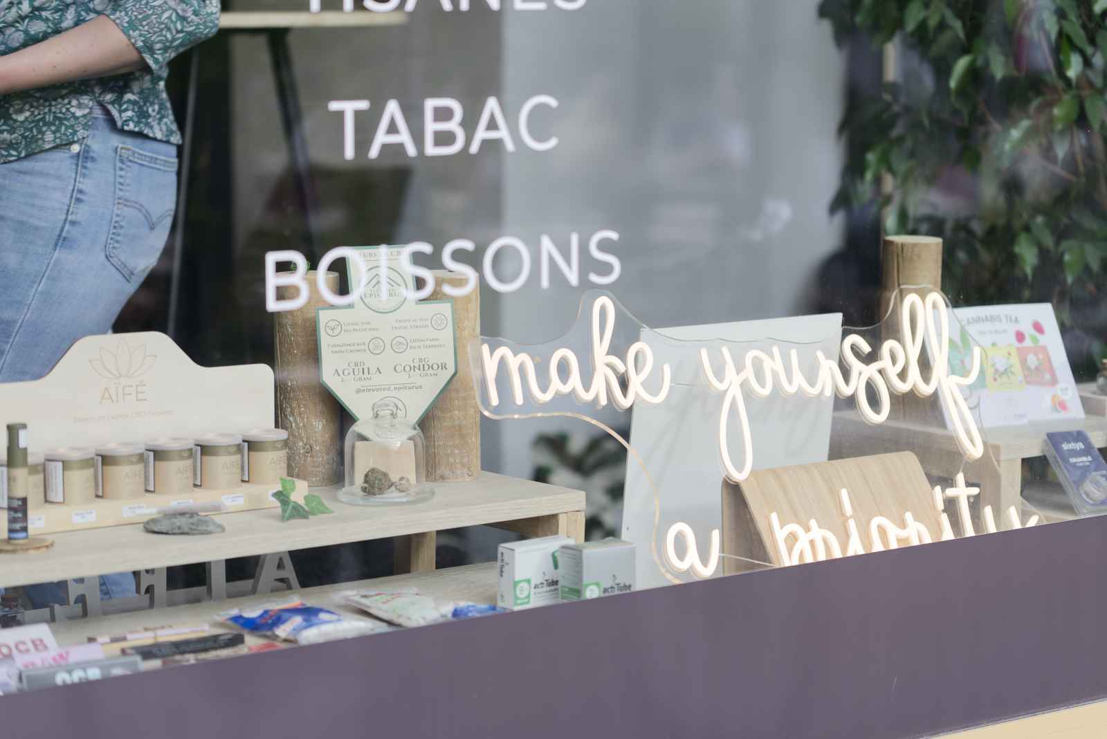 vitrine de la boutique Aïfé CBD shop Lausanne Rue du Simplon 20 1006 Lausanne