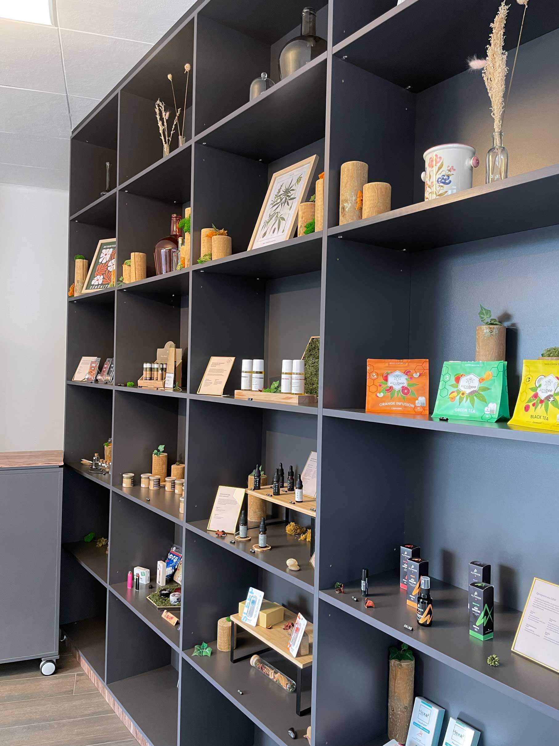 boutique aïfé, intérieur vue sur les étagères avec les produits à base de CBD proposés.