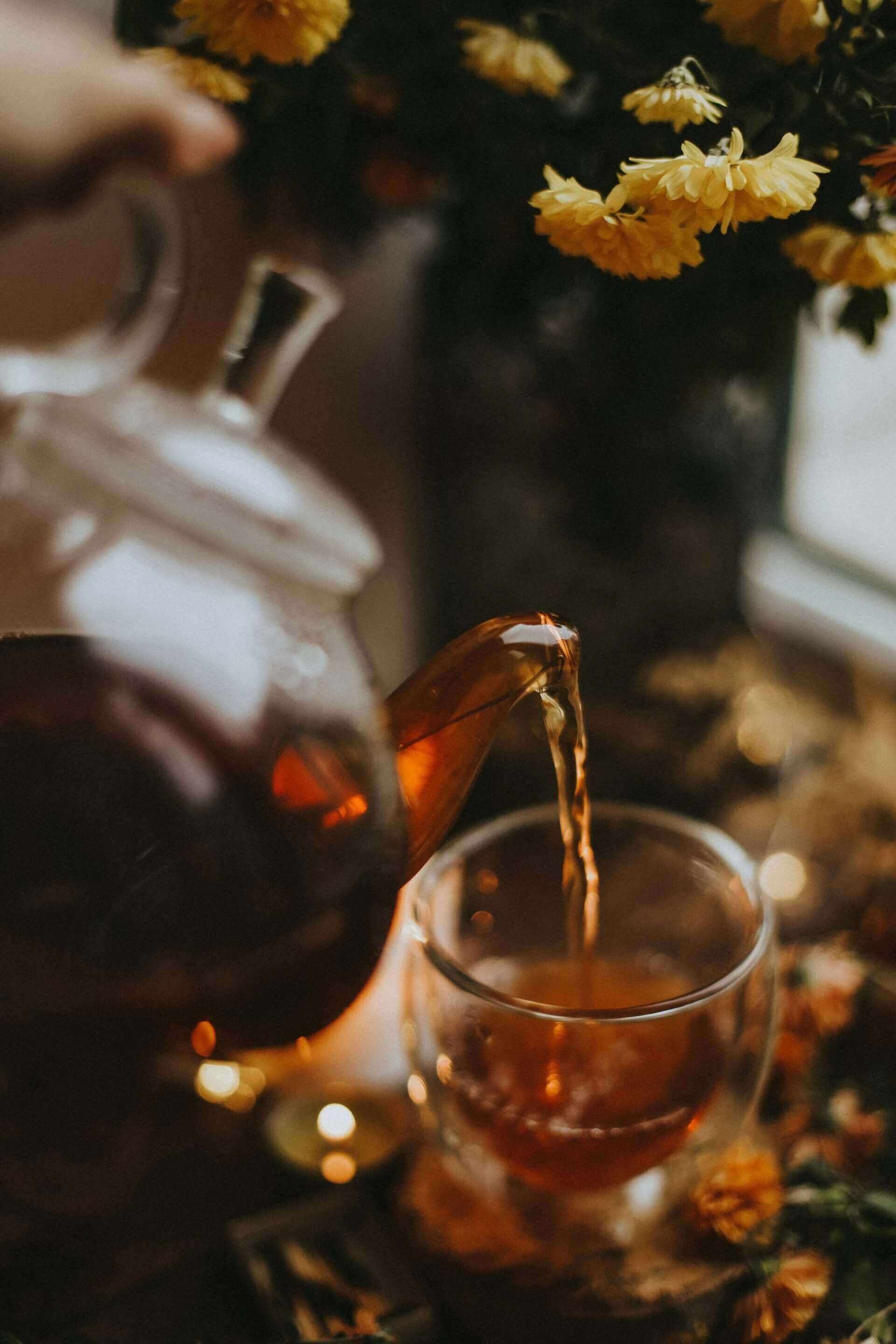 Infusion / Thé CBD Théière versant du thé chaud infusé au CBD dans une tasse